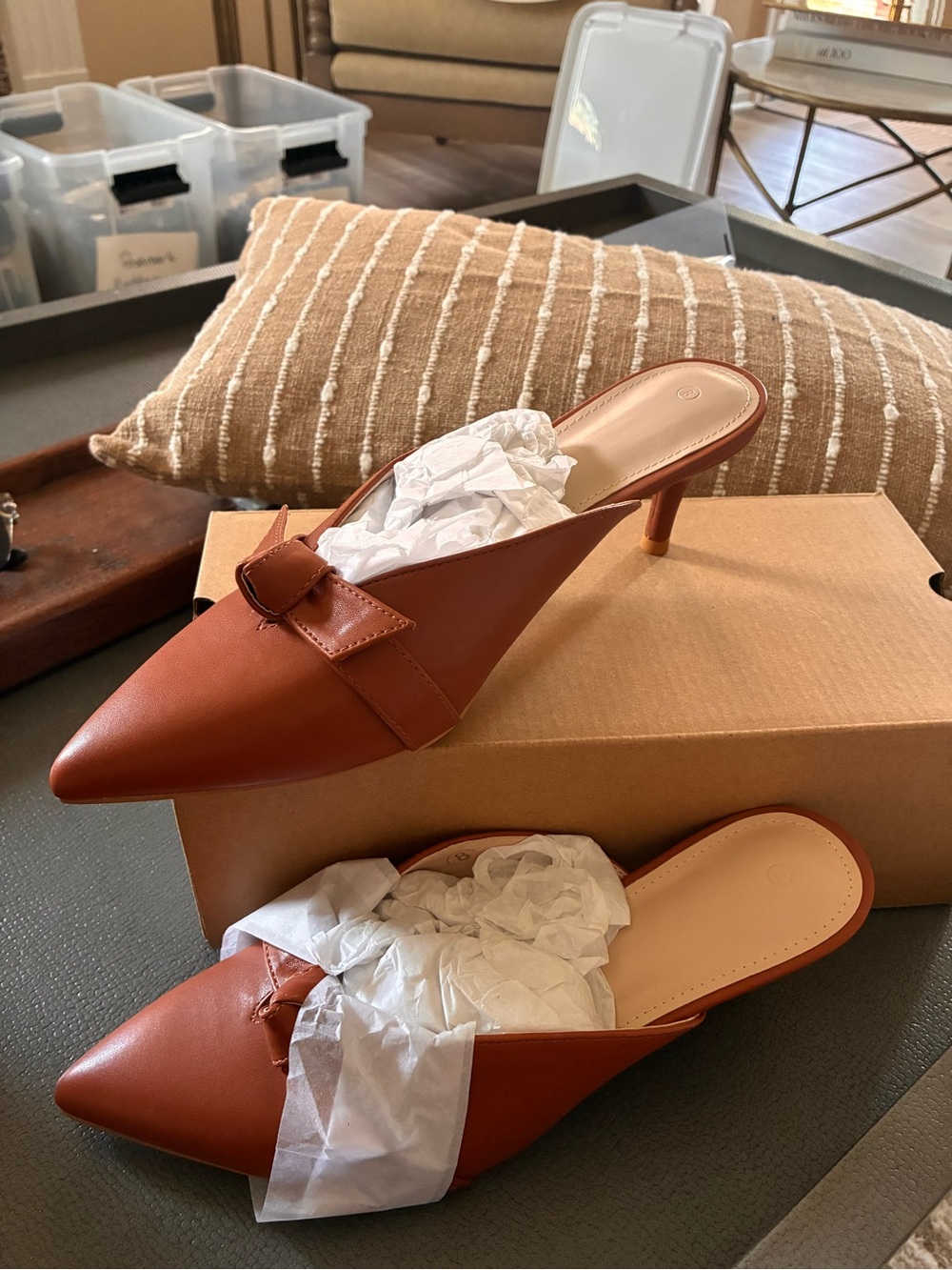 Coutgo Sleek Pointed Leather-Look Mules in Cognac kitten heel bow knot 8 NWT box